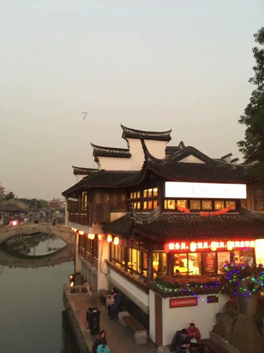 空袭敌营